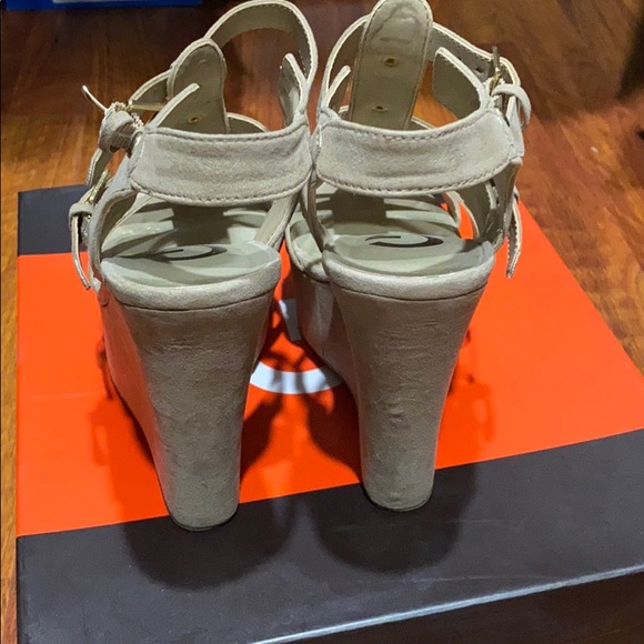 G by guess wedges - Picture 3 of 14
